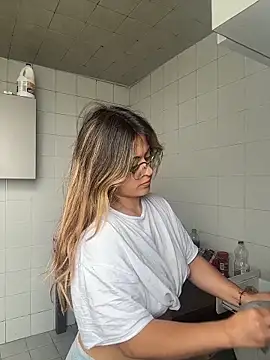 emma  bell  online show from 12/04/25, 02:37