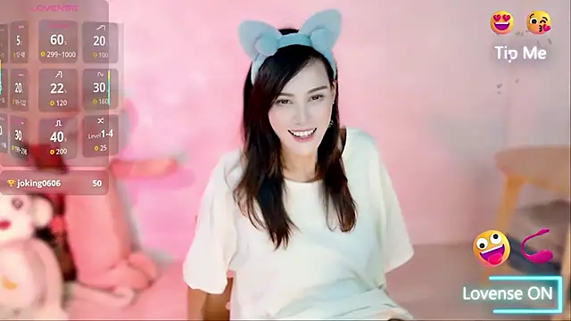 Snapshot of LunaBelle1984 chatting on 09/17/25, 04:08 LunaBelle1984 online show from 09/17/25, 04:08