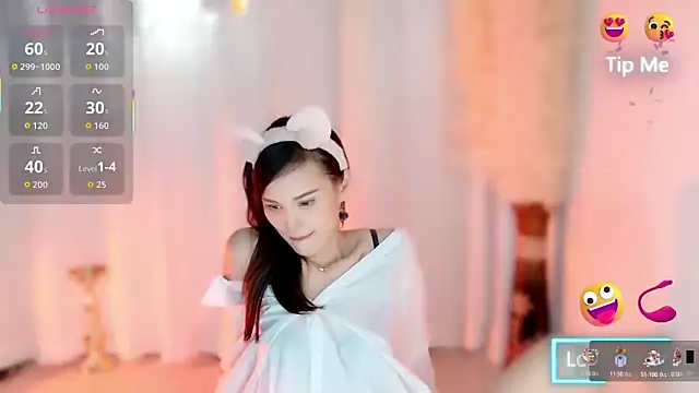 Snapshot of LunaBelle1984 chatting on 09/22/25, 03:36 LunaBelle1984 online show from 09/22/25, 03:36