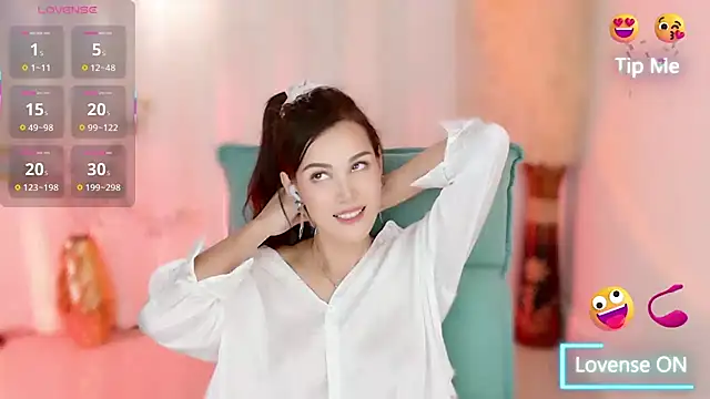 Snapshot of LunaBelle1984 chatting on 10/11/25, 03:43 LunaBelle1984 online show from 10/11/25, 03:43