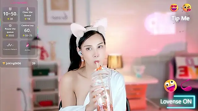 Snapshot of LunaBelle1984 chatting on 11/21/25, 03:11 LunaBelle1984 online show from 11/21/25, 03:11