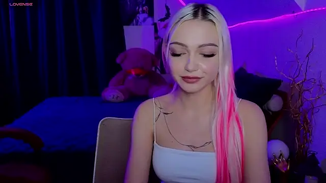 LinaLirian online show from 11/17/25, 10:15