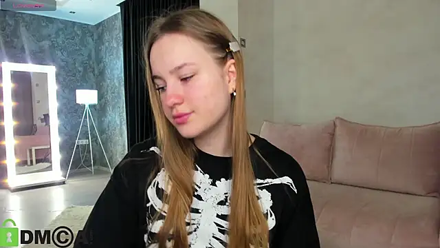 Candy Cansew online show from 10/26/25, 01:11