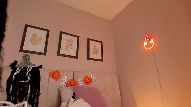  lucia 18 online show from 10/31/25, 04:41