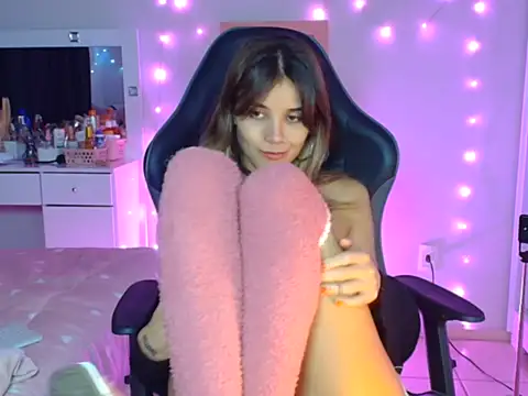 Isis-lavier online show from 10/22/25, 04:57