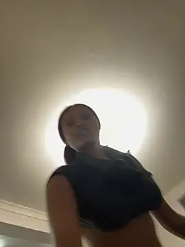 Snapshot of Lil-shawrie chatting on 02/03/26, 04:01 Lil-shawrie online show from 02/03/26, 04:01