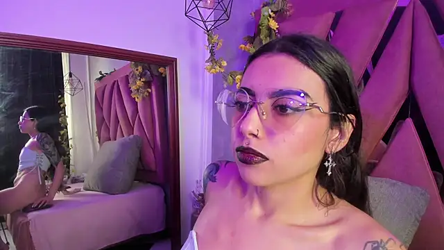 viollettaa  online show from 03/31/26, 06:52