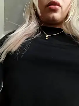 Snapshot of Belinda-Naughty chatting on 10/18/25, 01:23 Belinda-Naughty online show from 10/18/25, 01:23