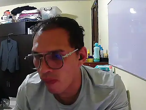 Snapshot of DOBLEWYOSK69G chatting on 09/11/25, 05:18 DOBLEWYOSK69G online show from 09/11/25, 05:18