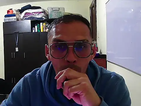 Snapshot of DOBLEWYOSK69G chatting on 09/18/25, 03:52 DOBLEWYOSK69G online show from 09/18/25, 03:52