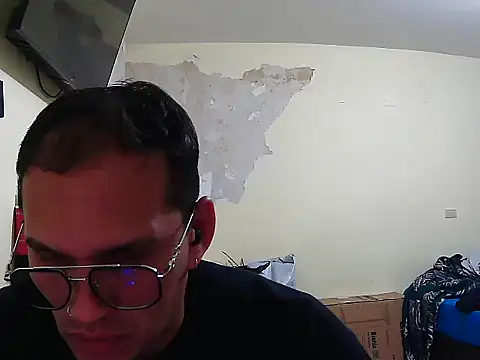 Snapshot of DOBLEWYOSK69G chatting on 10/21/25, 04:57 DOBLEWYOSK69G online show from 10/21/25, 04:57