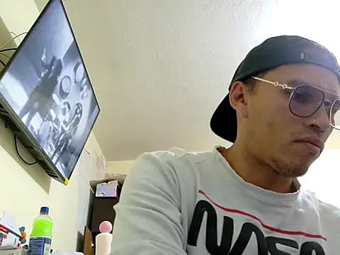 Snapshot of DOBLEWYOSK69G chatting on 10/23/25, 01:32 DOBLEWYOSK69G online show from 10/23/25, 01:32