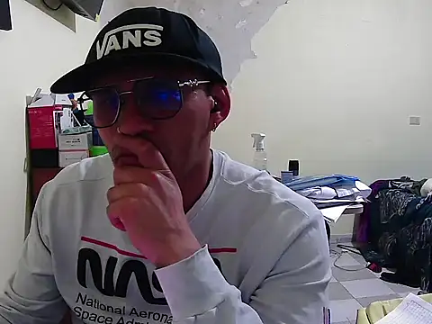 Snapshot of DOBLEWYOSK69G chatting on 10/24/25, 05:37 DOBLEWYOSK69G online show from 10/24/25, 05:37