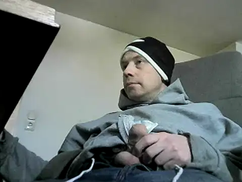 Snapshot of skateboy78 chatting on 01/03/25, 12:30 skateboy78 online show from 01/03/25, 12:30