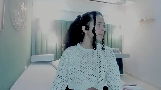 Snapshot of Sweet_Lucyy chatting on 09/28/25, 04:18 Sweet Lucyy online show from 09/28/25, 04:18
