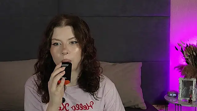 Snapshot of RianaRey chatting on 06/19/26, 06:18 RianaRey online show from 06/19/26, 06:18