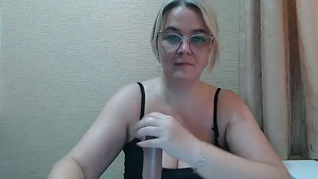 Snapshot of EleanoraDream chatting on 06/16/26, 12:41 EleanoraDream online show from 06/16/26, 12:41