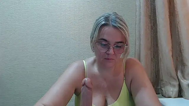 Snapshot of EleanoraDream chatting on 07/05/26, 05:14 EleanoraDream online show from 07/05/26, 05:14