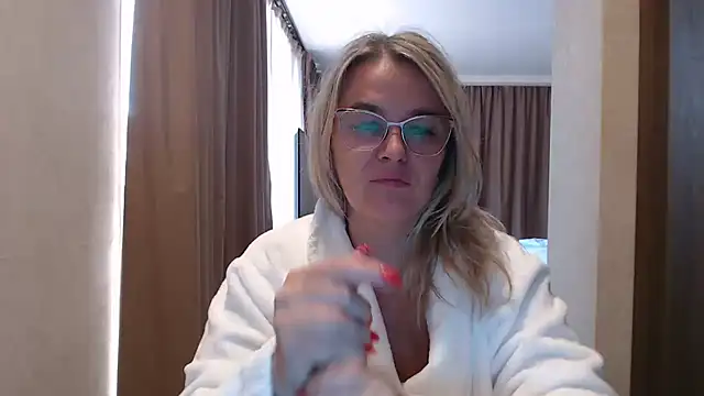 Snapshot of EleanoraDream chatting on 07/27/26, 05:25 EleanoraDream online show from 07/27/26, 05:25