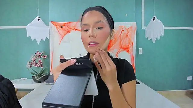 ania gomez online show from 10/18/25, 10:10