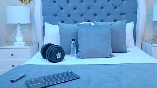 ZoeKrug online show from 11/05/25, 11:43