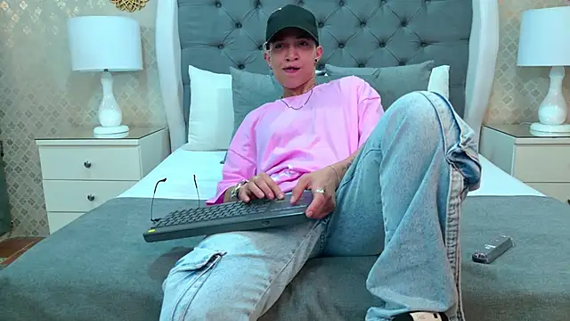 ZoeKrug online show from 11/08/25, 11:43