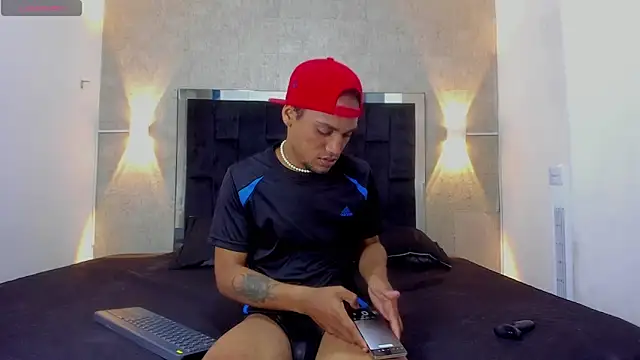 Snapshot of mateonick40 chatting on 11/04/25, 04:17 mateonick40 online show from 11/04/25, 04:17