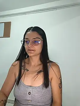Snapshot of Coralinne__ chatting on 04/26/26, 01:03 Coralinne online show from 04/26/26, 01:03