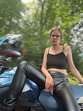 Snapshot of Bikergirl_97 chatting on 07/17/26, 11:39 Bikergirl 97 online show from 07/17/26, 11:39