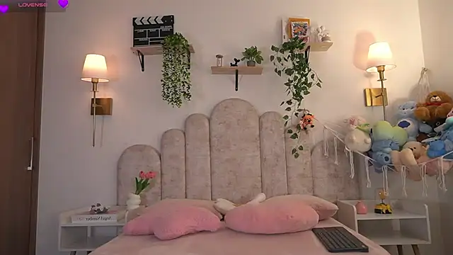 Snapshot of violeth____ chatting on 03/30/26, 01:12 violeth online show from 03/30/26, 01:12