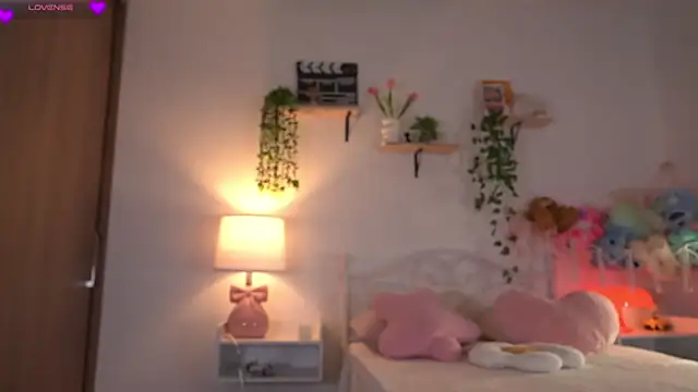 Snapshot of violeth____ chatting on 05/11/26, 12:11 violeth online show from 05/11/26, 12:11