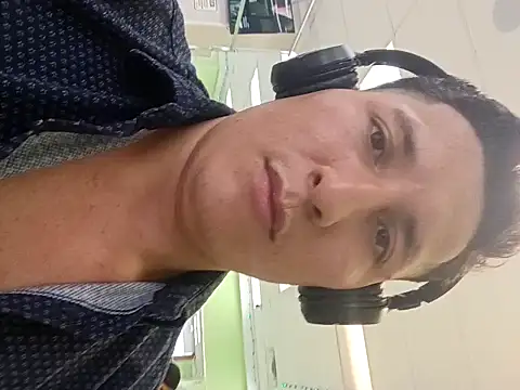 Snapshot of Zetaloco26 chatting on 10/18/25, 09:26 Zetaloco26 online show from 10/18/25, 09:26