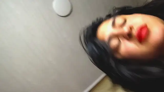 Snapshot of EmilyNoir1 chatting on 09/19/25, 10:21 EmilyNoir1 online show from 09/19/25, 10:21