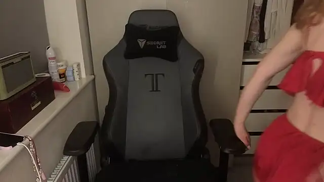 Lilly-Luscious online show from 12/15/25, 06:56