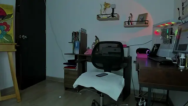 Snapshot of lady_sophie chatting on 10/14/25, 04:08 lady sophie online show from 10/14/25, 04:08