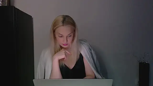 Snapshot of Lia_noo_regrets chatting on 05/03/26, 05:19 Lia noo regrets online show from 05/03/26, 05:19