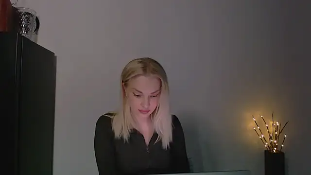 Snapshot of Lia_noo_regrets chatting on 05/15/26, 04:58 Lia noo regrets online show from 05/15/26, 04:58