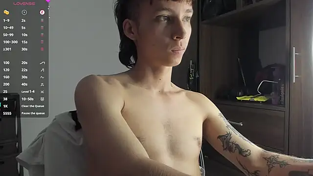 Snapshot of spacehumanz chatting on 11/15/25, 07:32 spacehumanz online show from 11/15/25, 07:32