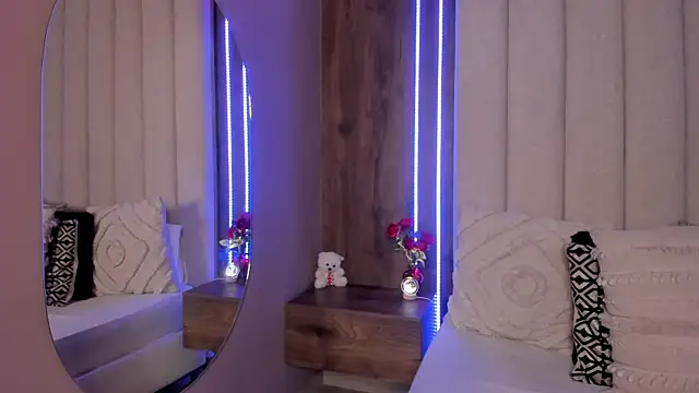 LucySalvatore  online show from 04/05/26, 12:30