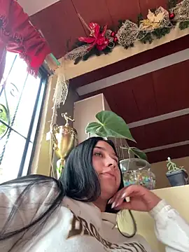 Snapshot of BELLAALEJA chatting on 12/15/25, 07:29 BELLAALEJA online show from 12/15/25, 07:29