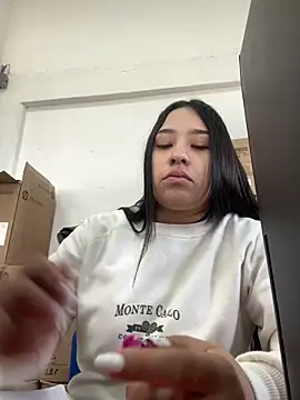 Snapshot of BELLAALEJA chatting on 12/16/25, 01:16 BELLAALEJA online show from 12/16/25, 01:16