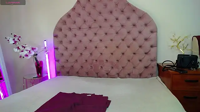 Snapshot of _Agata_ chatting on 05/10/26, 06:18 Agata online show from 05/10/26, 06:18