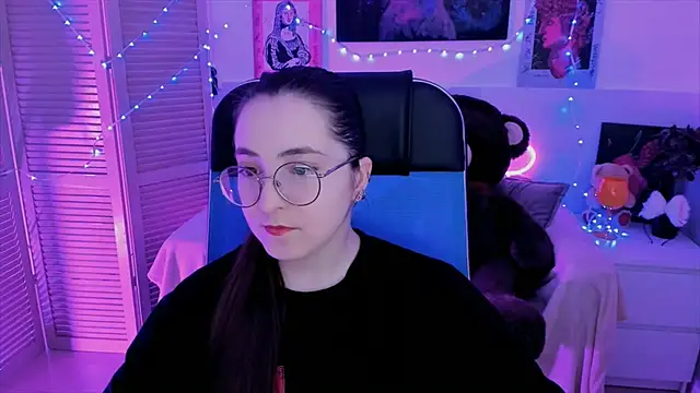 Snapshot of VirtuallVoyant chatting on 09/13/25, 04:45 VirtuallVoyant online show from 09/13/25, 04:45