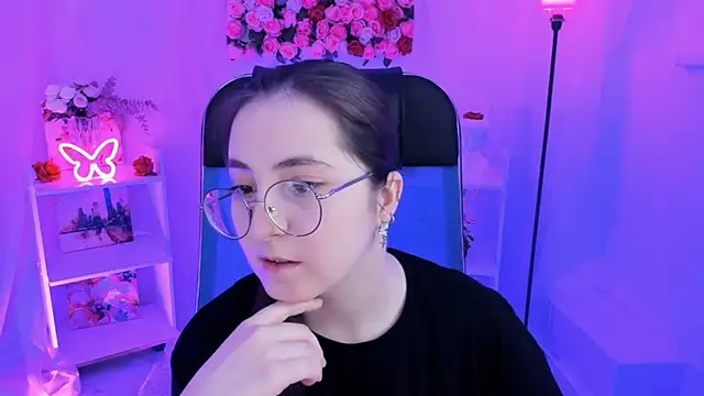 Snapshot of VirtuallVoyant chatting on 10/20/25, 07:20 VirtuallVoyant online show from 10/20/25, 07:20