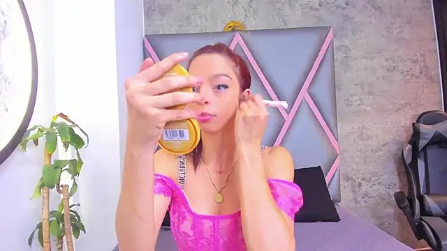 Quee Sophine online show from 12/17/25, 07:42