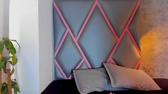 Quee Sophine online show from 12/19/25, 07:43