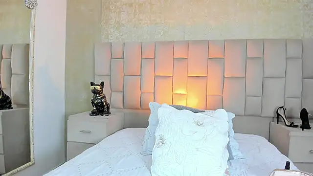 cloesummerr  online show from 11/17/25, 12:33