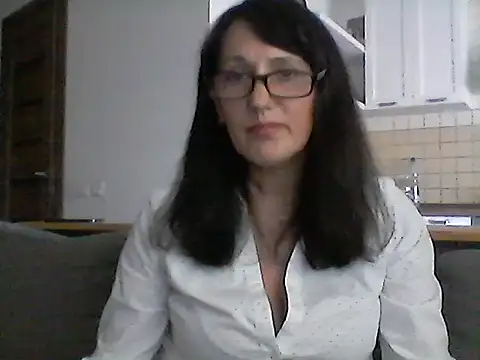 Snapshot of Elena48324 chatting on 10/17/25, 01:03 Elena48324 online show from 10/17/25, 01:03