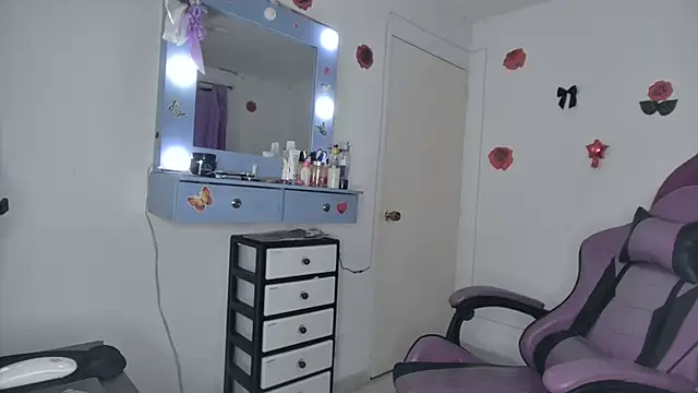 Snapshot of soffy_rosses chatting on 06/25/26, 02:00 soffy rosses online show from 06/25/26, 02:00