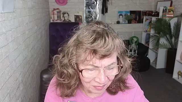 Betty Brick online show from 04/16/26, 01:56